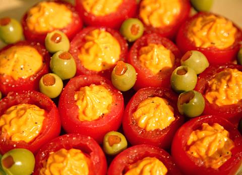 Gefüllte Tomaten mit Feta-Paprikacreme