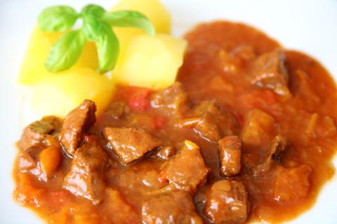 Einfaches Gulasch mit Paprika und Zwiebel