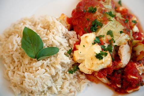 Hähnchen-Wirsingrouladen mit Tomatensauce und Feta