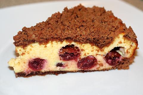 Einfacher Schoko-Streuselkuchen mit Kirschen und Quark-Füllung