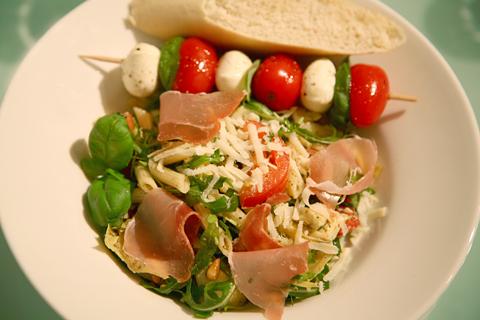 Mediterraner Nudelsalat