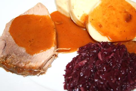 Schweinebraten mit verfeinertem (Apfel-)Rotkohl