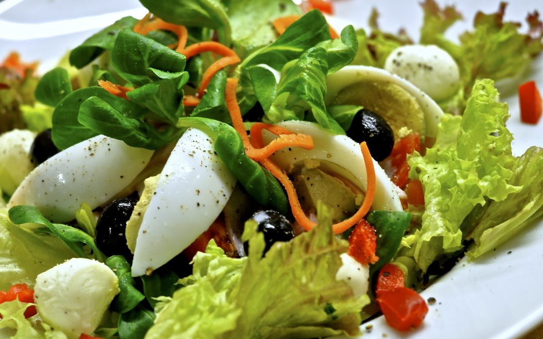 Feldsalat mit gebratenem Putenfilet