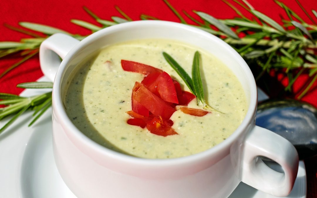 Einfache Zucchini-Suppe mit Fleischklößchen